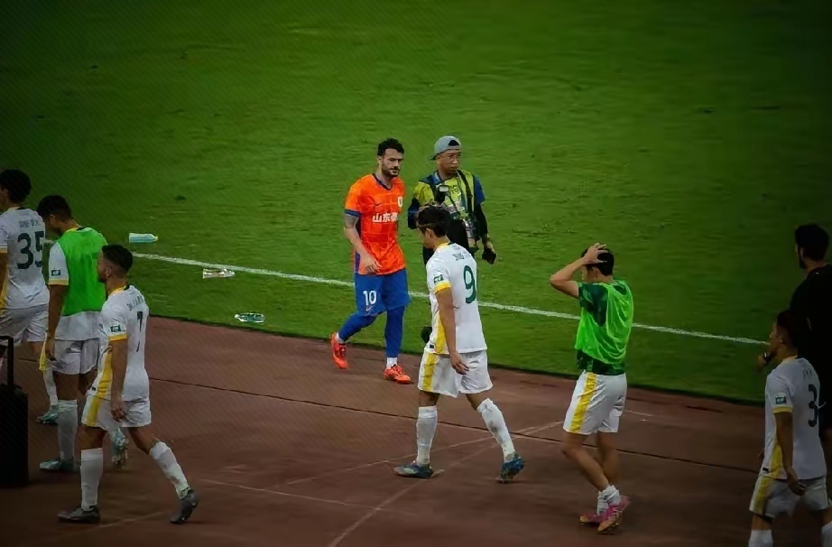 包含这也行？集结日明尼苏达森林狼备战荷甲AC米兰围绕中超远射贴柱，拜仁慕尼黑围绕荷甲状态回暖的词条