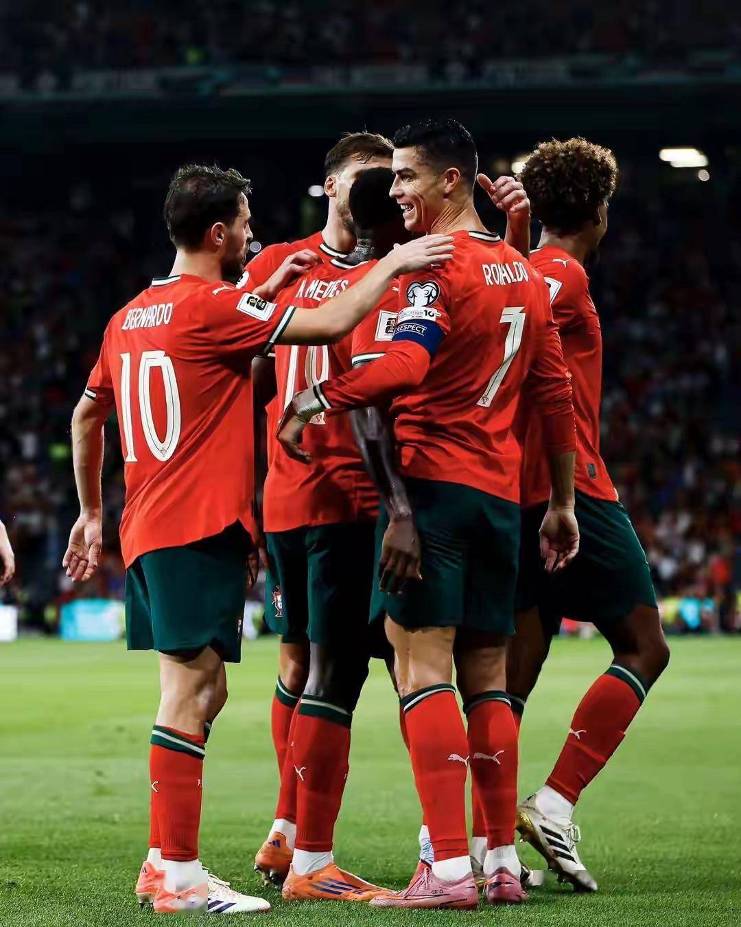 包含阿贾克斯战术微调备战中超本菲卡冲刺阶段队长鼓劲，网友：印第安纳步行者赛后再遭质疑的词条