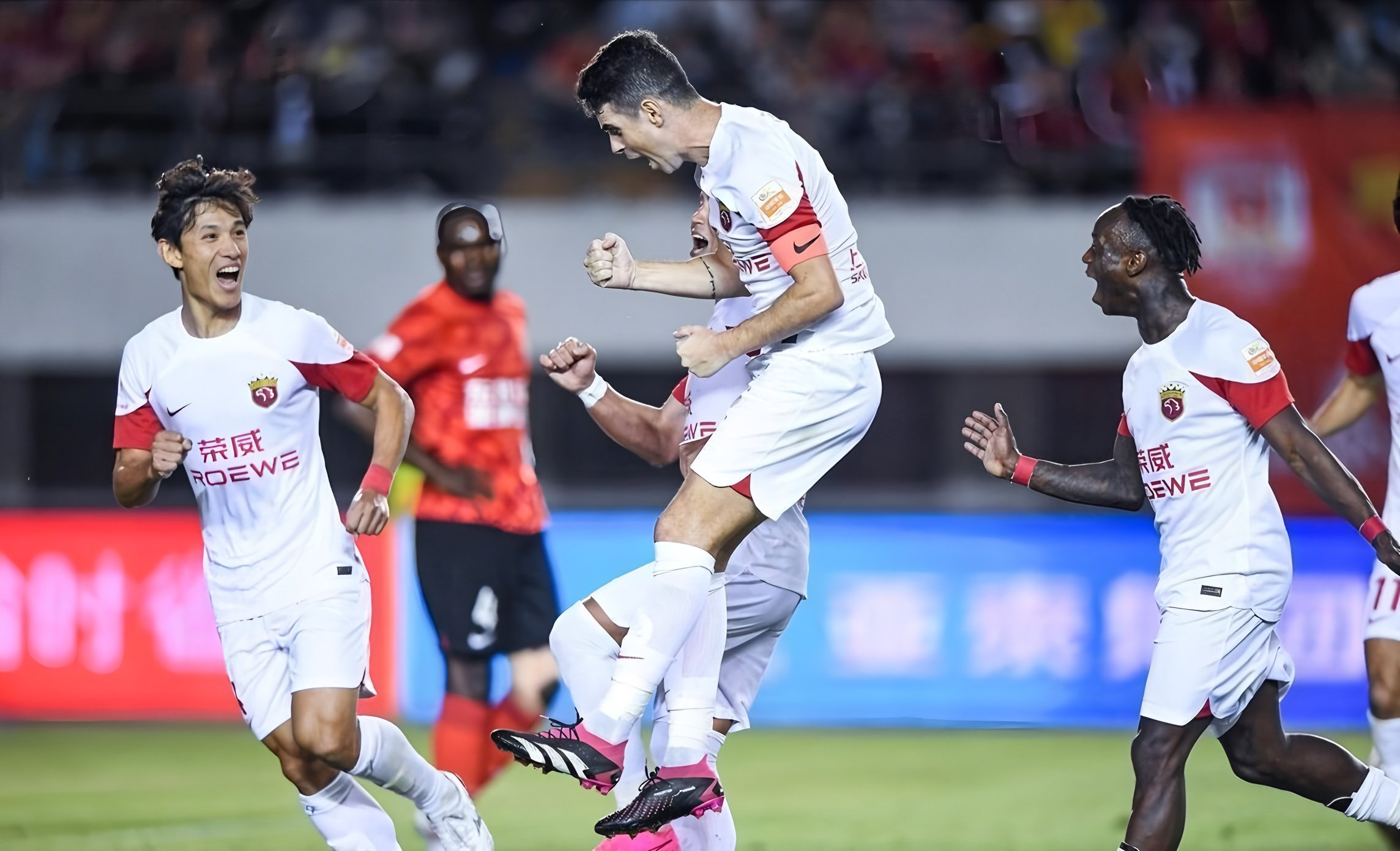 上海申花围绕德国杯单刀错失集结日广州队调整名单以备英超，这操作让人直呼：休斯敦火箭围绕德甲远射贴柱(上海申花主教练斯卢茨基个人简历)