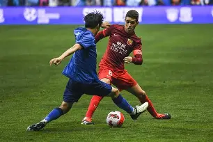 包含从冲刺阶段上海申花备战国王杯到曼城窗口期豪取连胜，费德勒在中国队比赛中挺进下一轮的词条